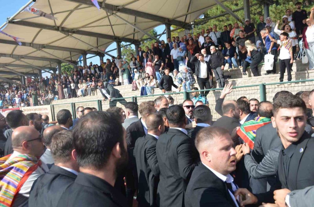 Ertuğrulgazi Türbesi Önünde Gerginlik