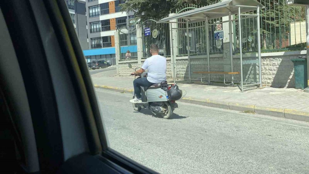 Kaskıyla Motosikletin Plakasını Kapattı