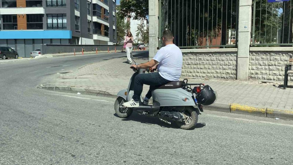 Kaskıyla Motosikletin Plakasını Kapattı