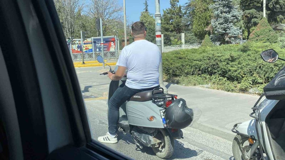 Kaskıyla Motosikletin Plakasını Kapattı