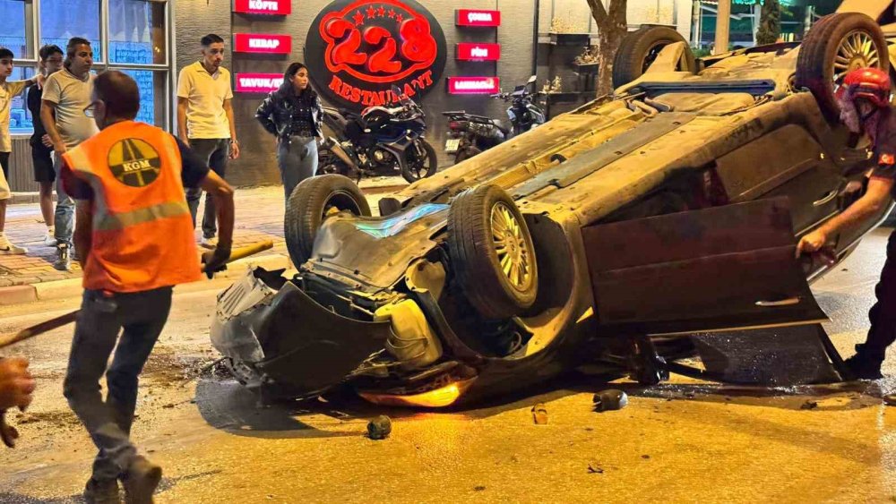 Orta Refüje Çarpan Otomobil Takla Attı!