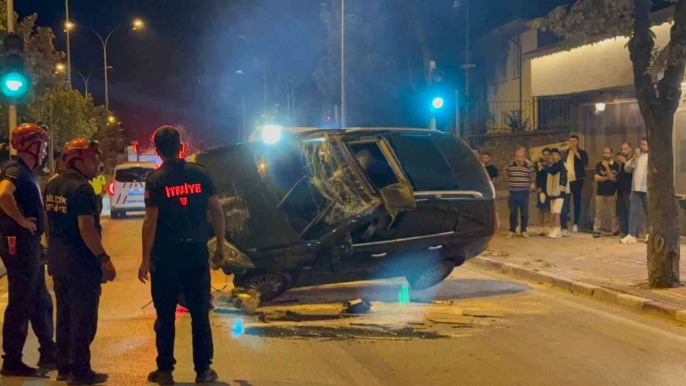 Orta Refüje Çarpan Otomobil Takla Attı!