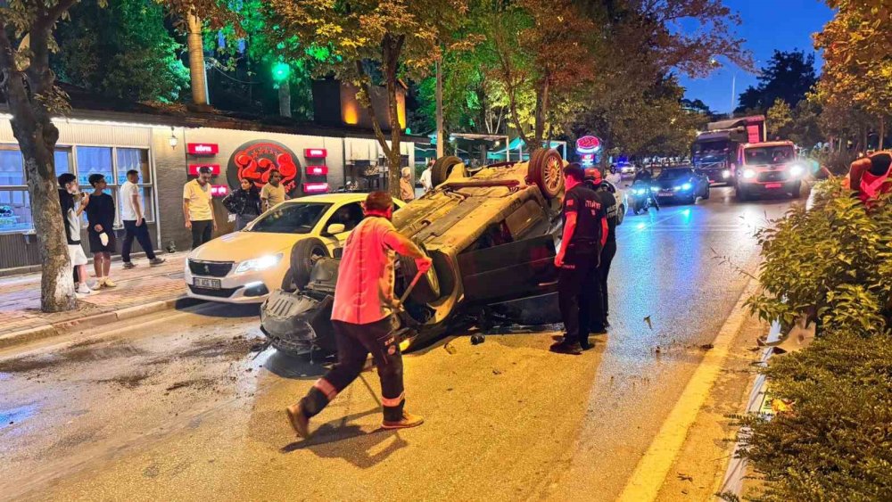 Orta Refüje Çarpan Otomobil Takla Attı!
