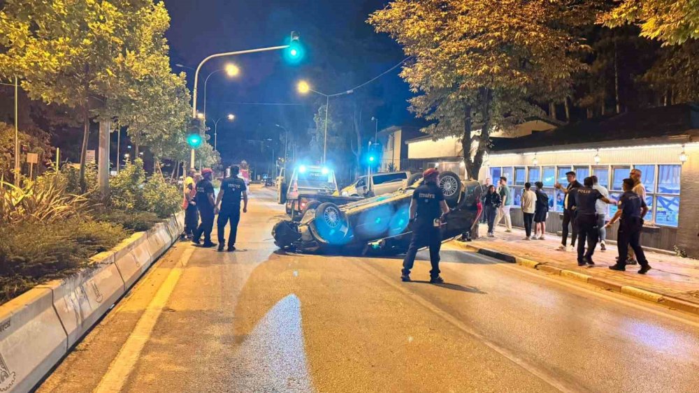 Orta Refüje Çarpan Otomobil Takla Attı!