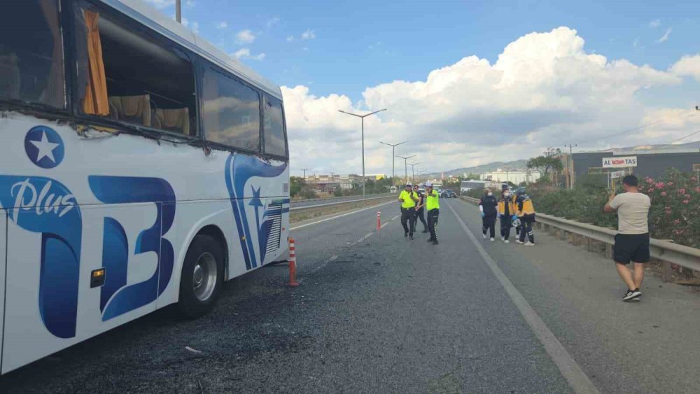 Yolcu Otobüsü Gemi Çapası Taşıyan Tıra Çarptı
