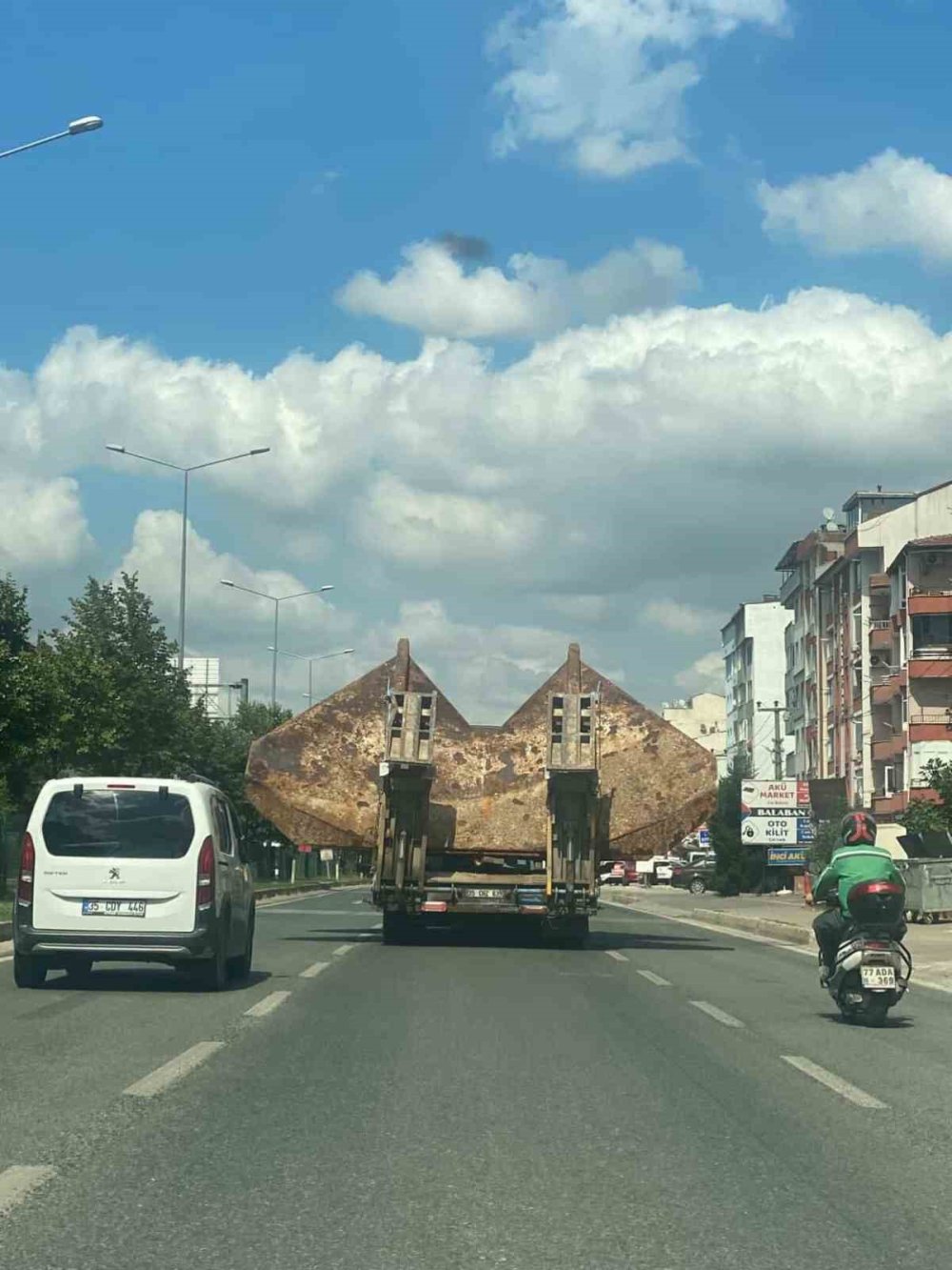 Yolcu Otobüsü Gemi Çapası Taşıyan Tıra Çarptı