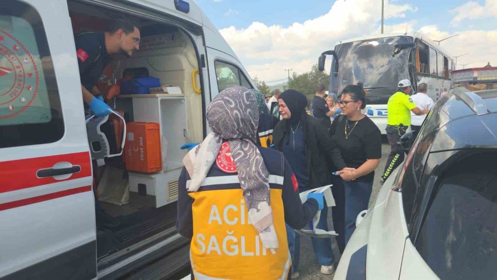 Yolcu Otobüsü Gemi Çapası Taşıyan Tıra Çarptı