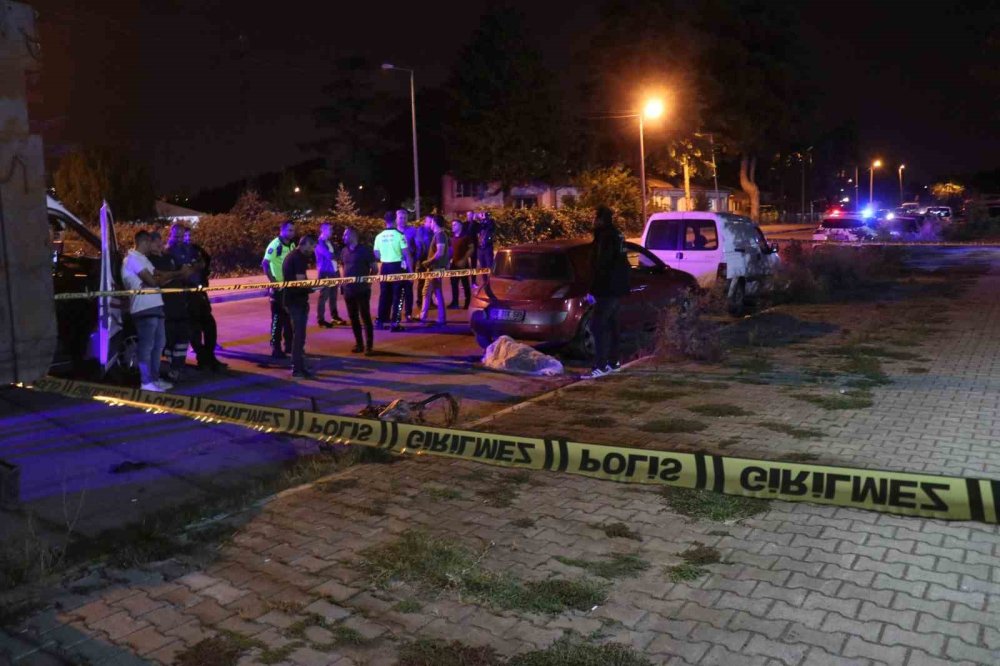 Bisikletli Gence Çarpıp Otomobili Otogara Bırakarak Kaçtı