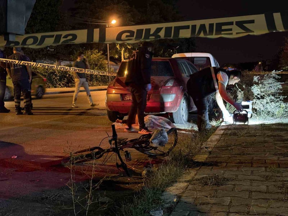 Bisikletli Gence Çarpıp Otomobili Otogara Bırakarak Kaçtı