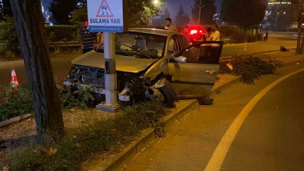Hafif Ticari Araç Otomobille Çarpıştı: 1 Kişi Yaralandı