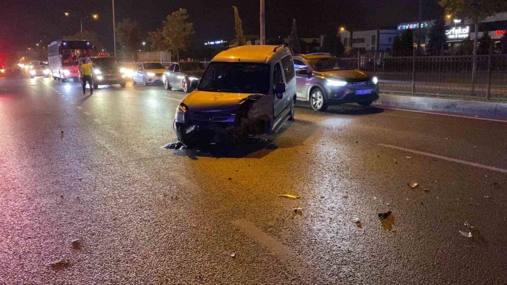 Hafif Ticari Araç Otomobille Çarpıştı: 1 Kişi Yaralandı