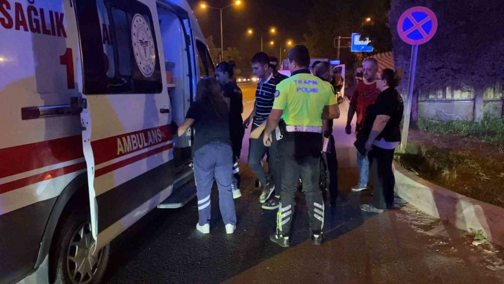 Hafif Ticari Araç Otomobille Çarpıştı: 1 Kişi Yaralandı