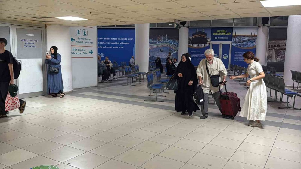 İşitme Engellilerin Umre Heyecanı: Gözyaşları Ve Dualarla Uğurlandılar