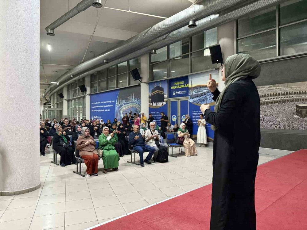 İşitme Engellilerin Umre Heyecanı: Gözyaşları Ve Dualarla Uğurlandılar
