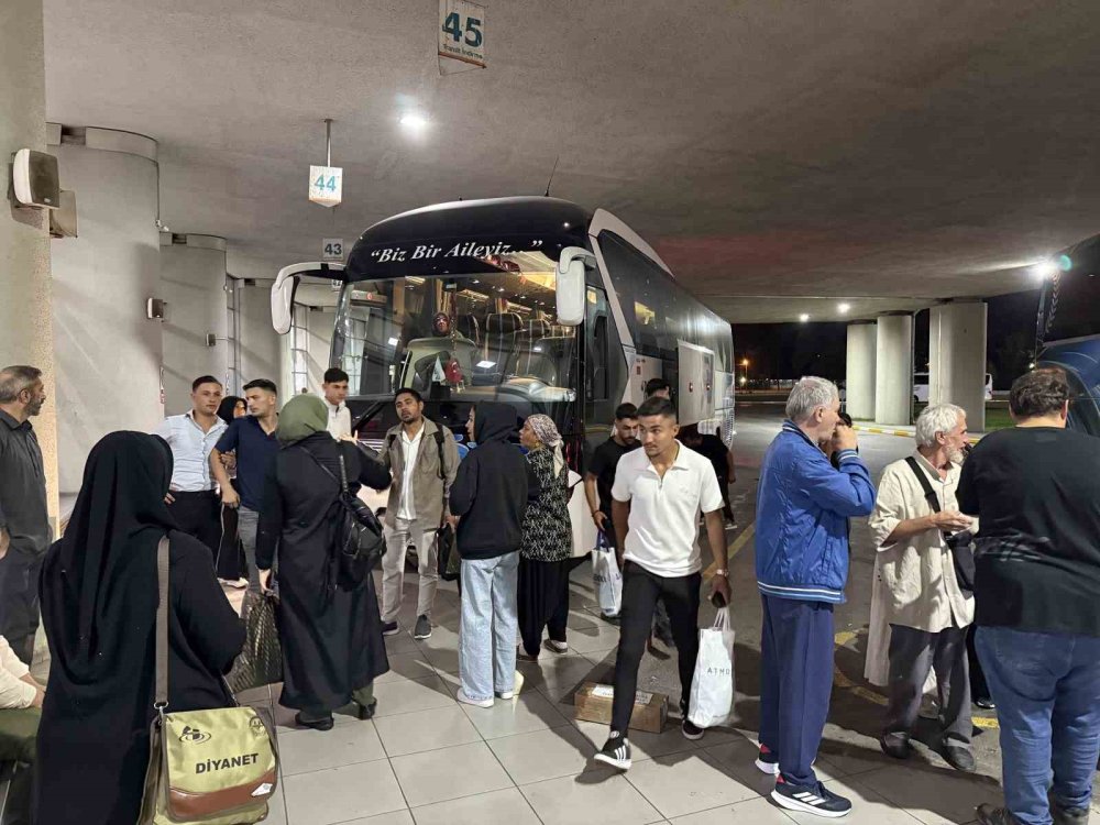 İşitme Engellilerin Umre Heyecanı: Gözyaşları Ve Dualarla Uğurlandılar