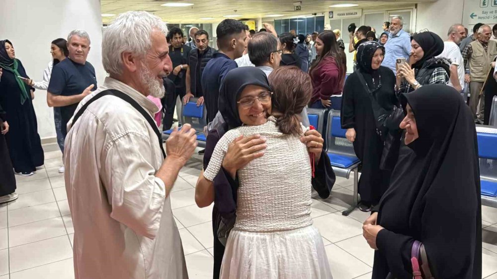 İşitme Engellilerin Umre Heyecanı: Gözyaşları Ve Dualarla Uğurlandılar
