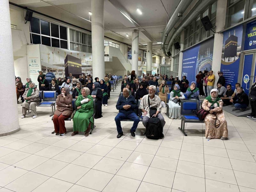 İşitme Engellilerin Umre Heyecanı: Gözyaşları Ve Dualarla Uğurlandılar