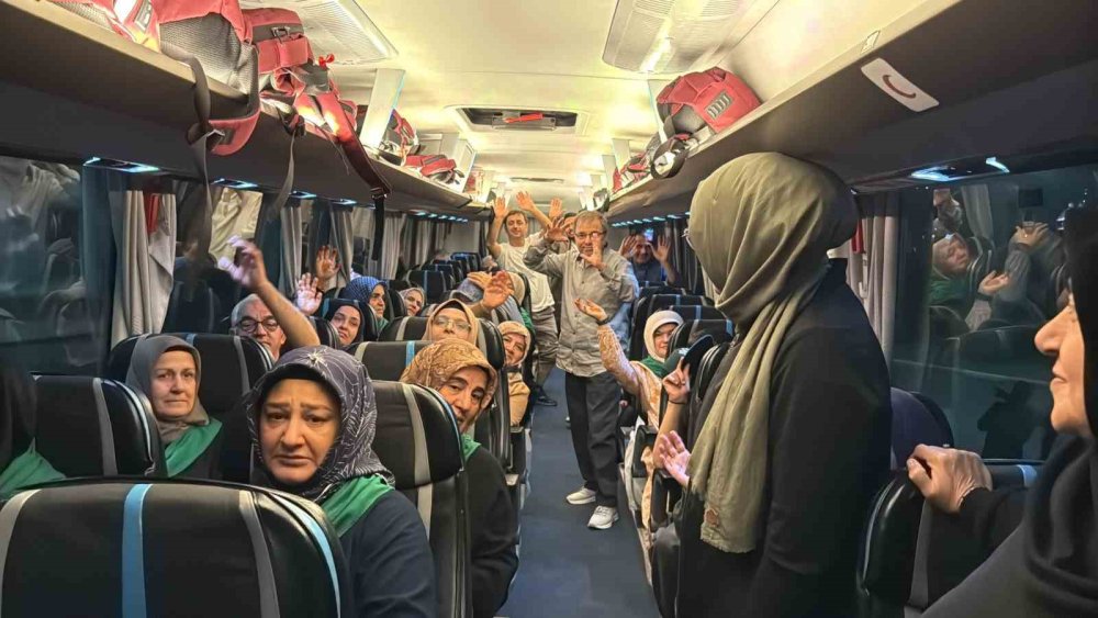 İşitme Engellilerin Umre Heyecanı: Gözyaşları Ve Dualarla Uğurlandılar