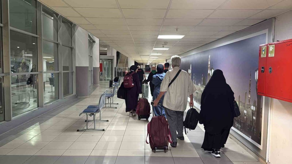 İşitme Engellilerin Umre Heyecanı: Gözyaşları Ve Dualarla Uğurlandılar