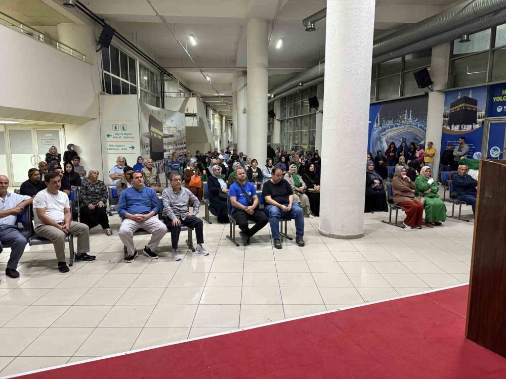 İşitme Engellilerin Umre Heyecanı: Gözyaşları Ve Dualarla Uğurlandılar