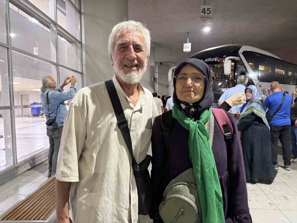 İşitme Engellilerin Umre Heyecanı: Gözyaşları Ve Dualarla Uğurlandılar