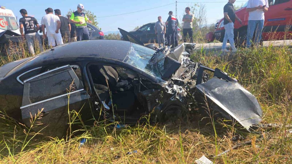 Otomobiller Kafa Kafaya Çarpıştı