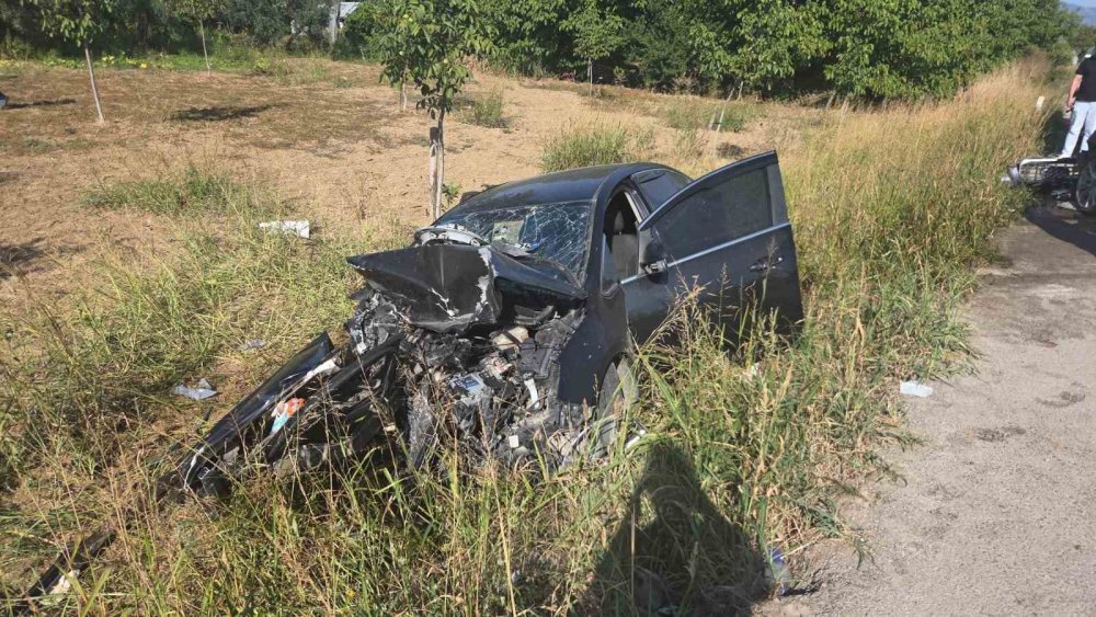 Otomobiller Kafa Kafaya Çarpıştı