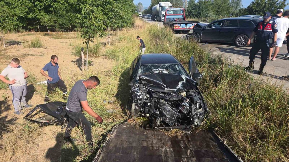 Otomobiller Kafa Kafaya Çarpıştı