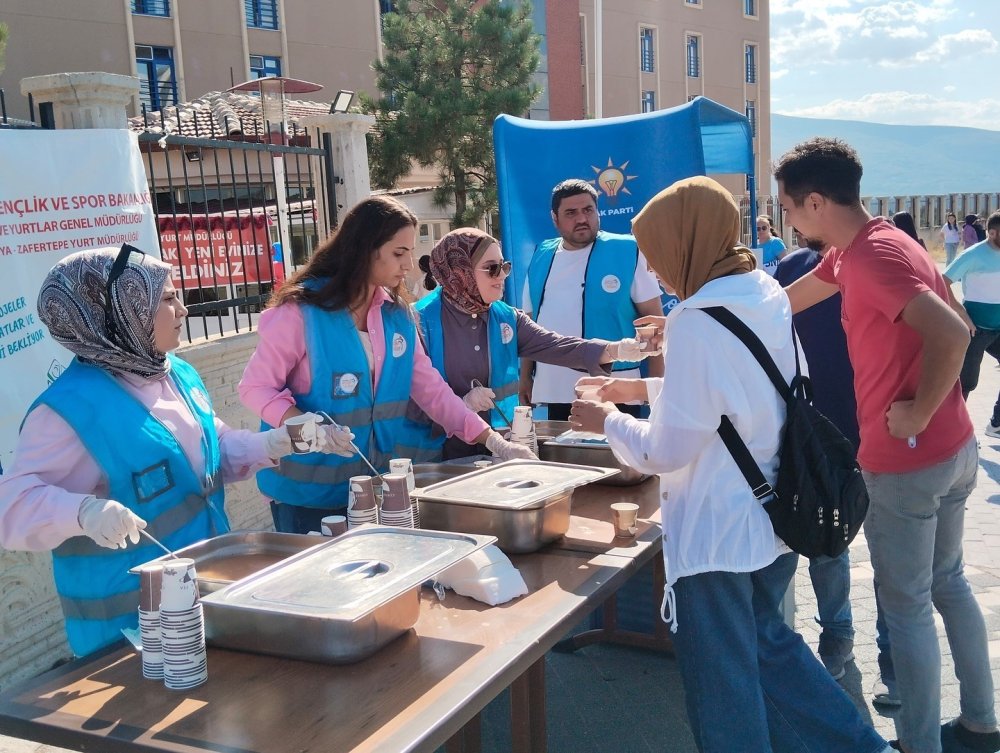 Ak Gençlik’ten Yeni Üniversite Öğrencilerine Çorba İkramı