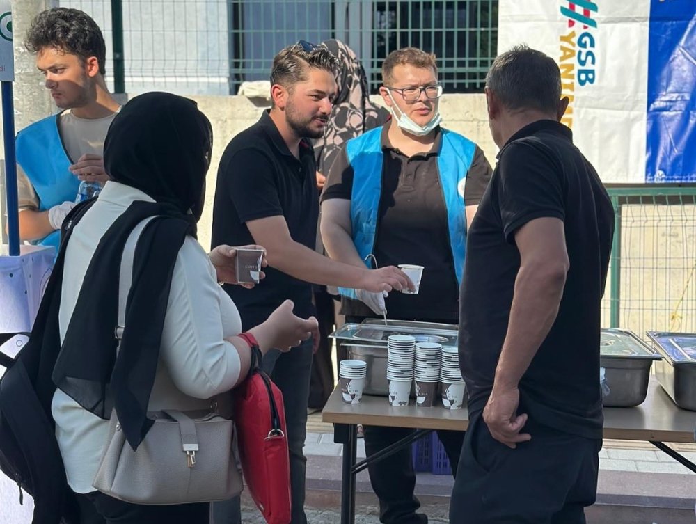 Ak Gençlik’ten Yeni Üniversite Öğrencilerine Çorba İkramı