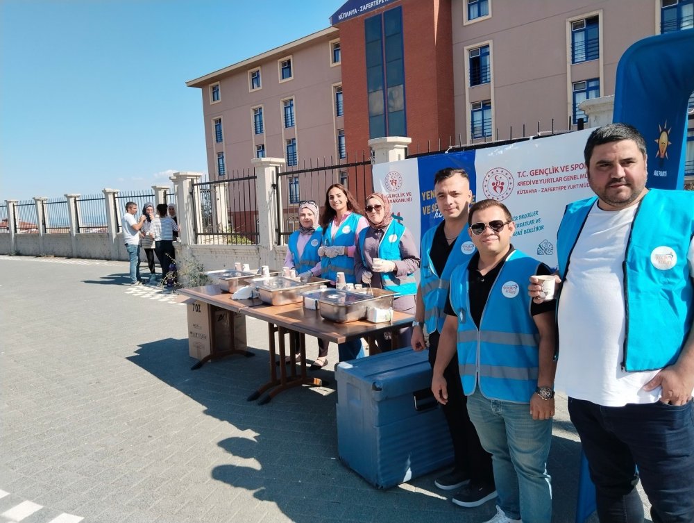 Ak Gençlik’ten Yeni Üniversite Öğrencilerine Çorba İkramı
