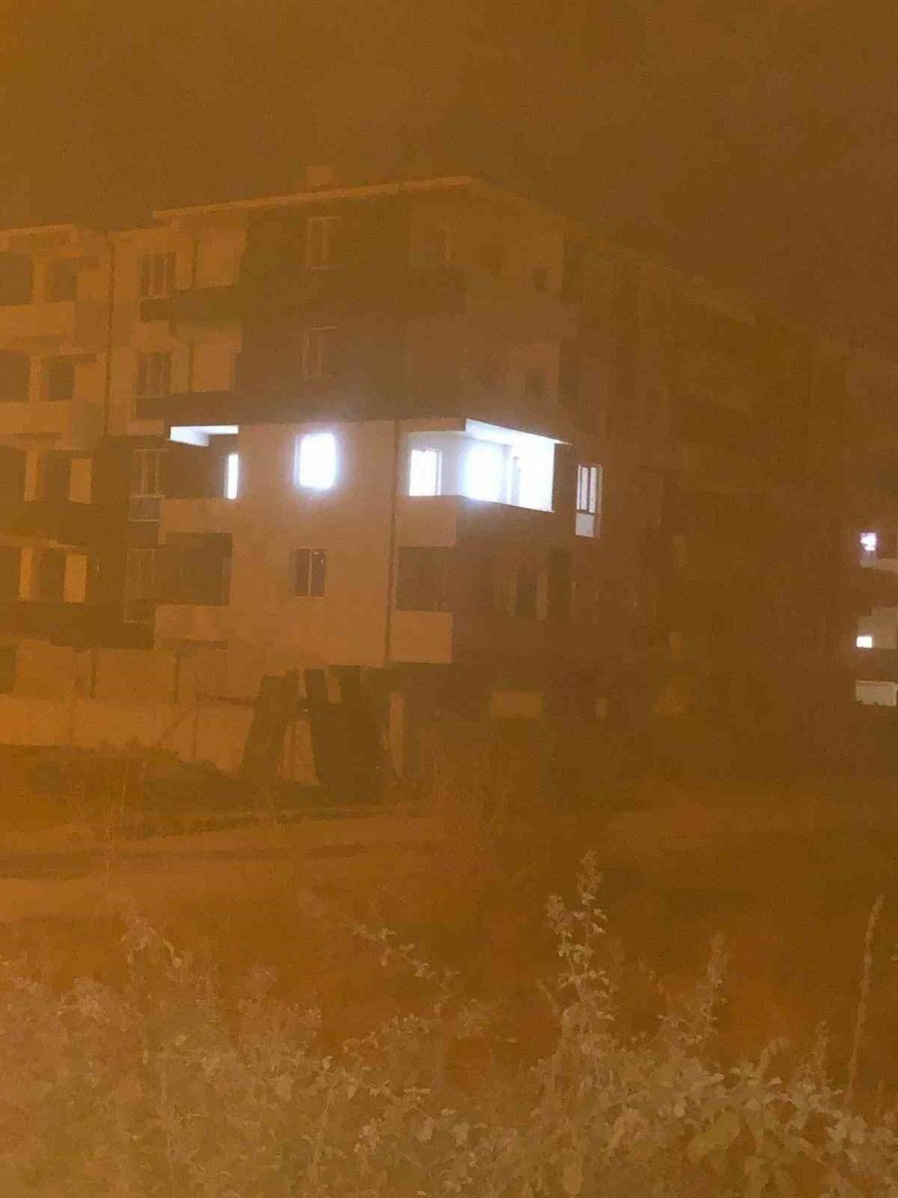 Asansör Boşluğuna Düşen Genç Yaralandı