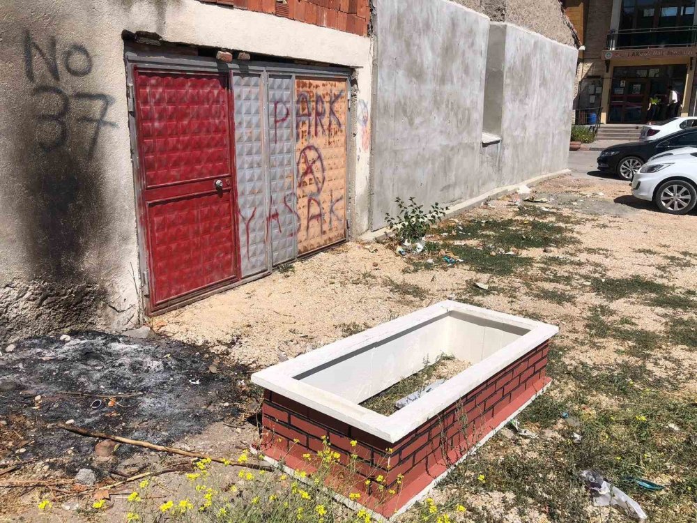 Boş Araziye Bırakılmış İsimli Mezar Taşı Bulundu