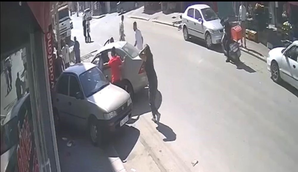 Çarptığı Araç, 11 Yaşındaki Çocuğu Duvara Sıkıştırdı