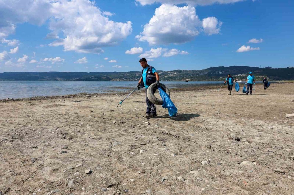 Göl Çevresinden 2 Ton Çöp Toplandı