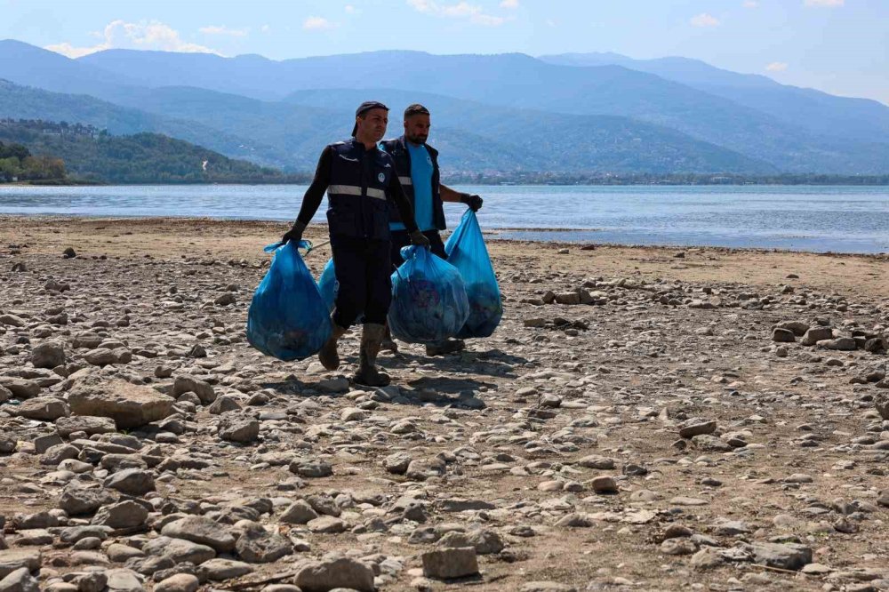Göl Çevresinden 2 Ton Çöp Toplandı