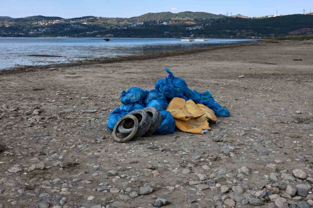 Göl Çevresinden 2 Ton Çöp Toplandı