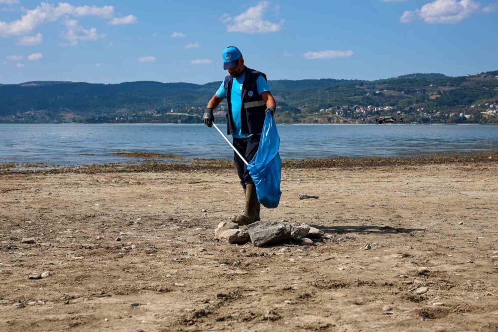 Göl Çevresinden 2 Ton Çöp Toplandı