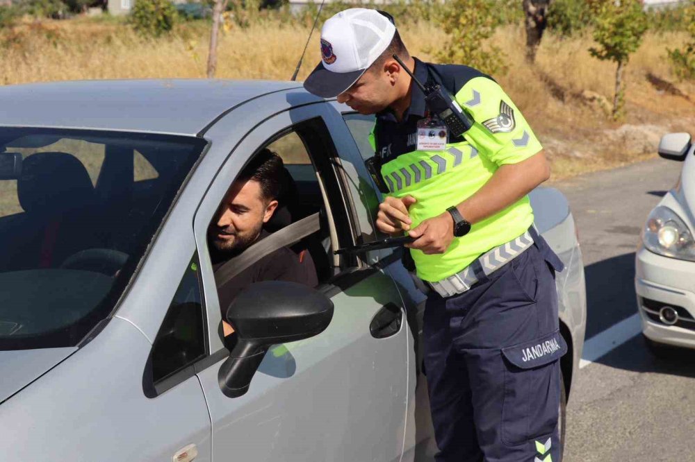 Jandarma Söğüt Şenliklinde Kuş Uçurtmadı