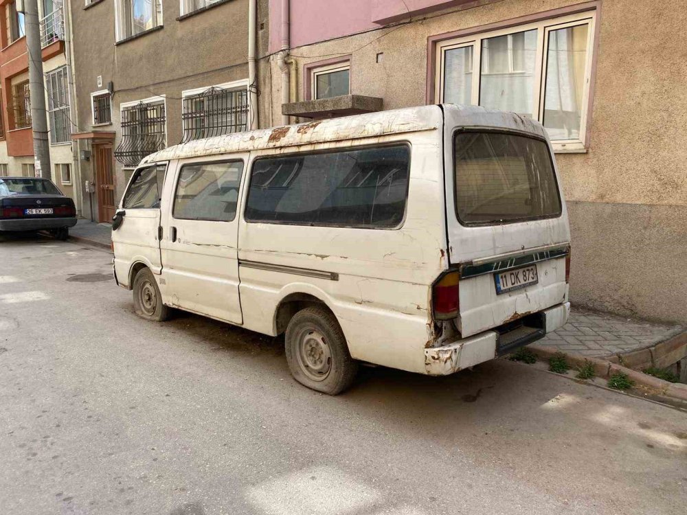 Sokakta Terk Edilen Panelvan Araç Dikkat Çekti
