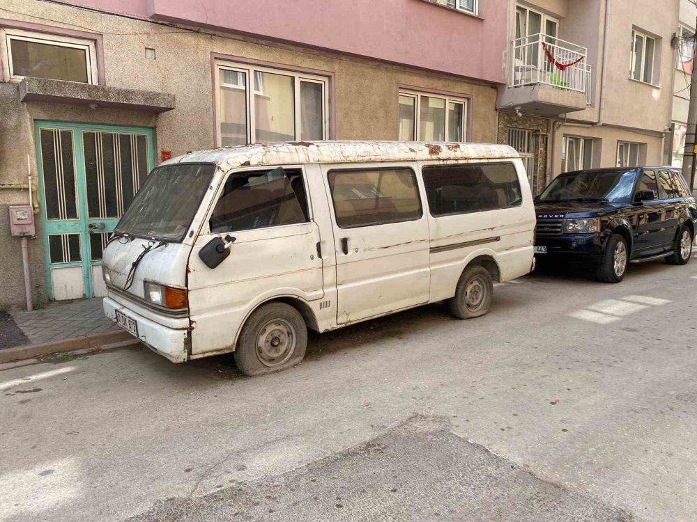 Sokakta Terk Edilen Panelvan Araç Dikkat Çekti