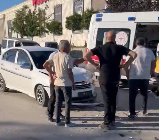 2 Otomobil Kafa Kafaya Çarpıştı!
