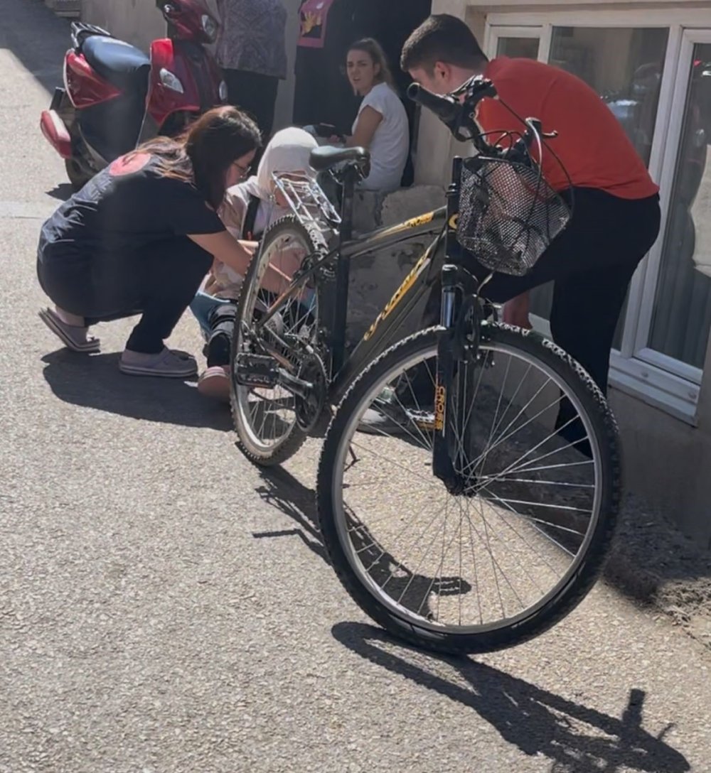 Motosiklet Bisiklete Çarptı: 3 Çocuk Yaralandı