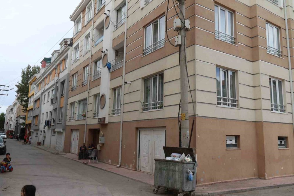 6 Yaşındaki Çocuk Altın Dolu Kutuyu Sokağa Attı, Bulan Kadın Kayıplara Karıştı