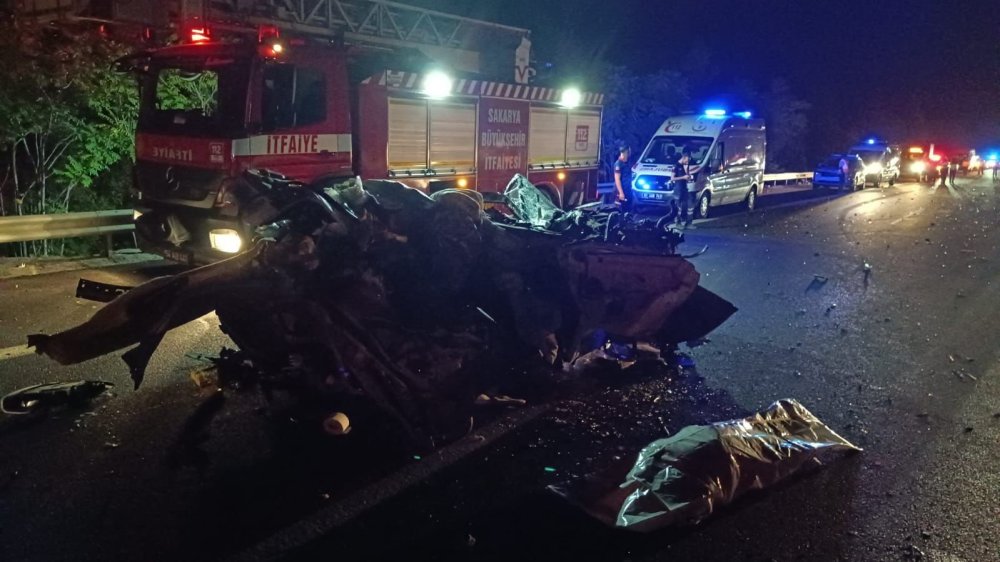 Feci Kazada Araçtan Geriye Hurda Yığını Kaldı: 1 Kişi Öldü, 1 Kişi Yaralandı