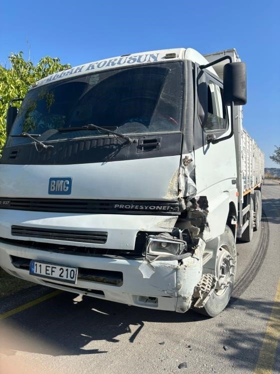 Kamyon İle Hafif Ticari Araç Kafa Kafaya Çarpıştı, 2 Kişi Yaralandı