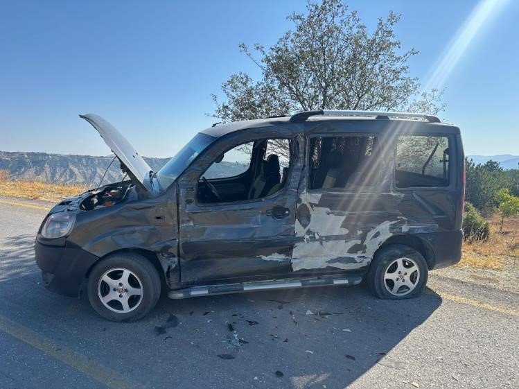 Kamyon İle Hafif Ticari Araç Kafa Kafaya Çarpıştı, 2 Kişi Yaralandı