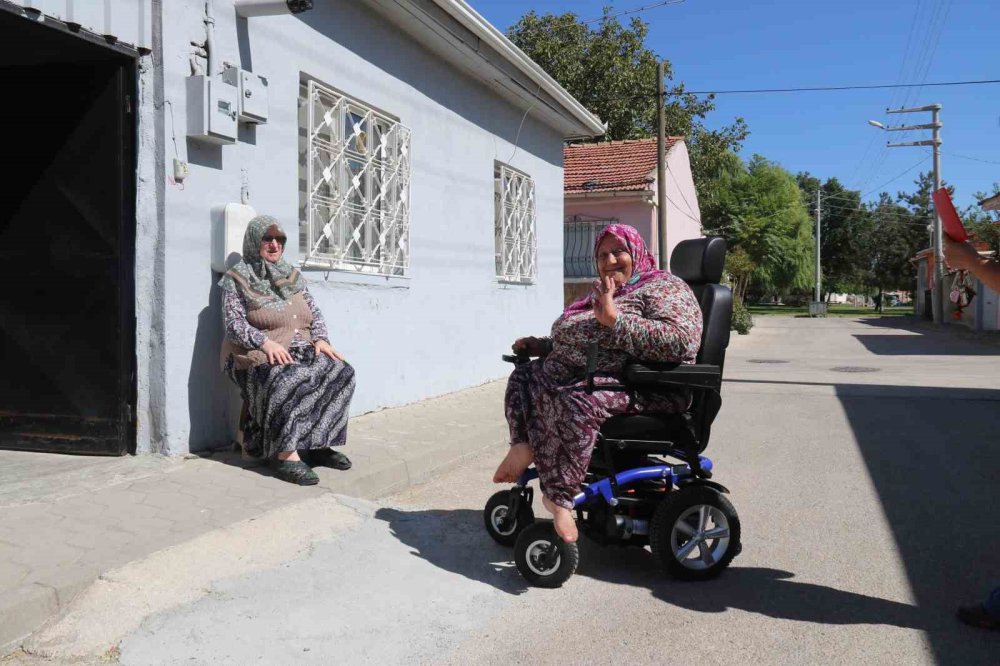 Kırılan Tekerlekli Sandalyesinin Yenisini Polis Alıp Hediye Etti