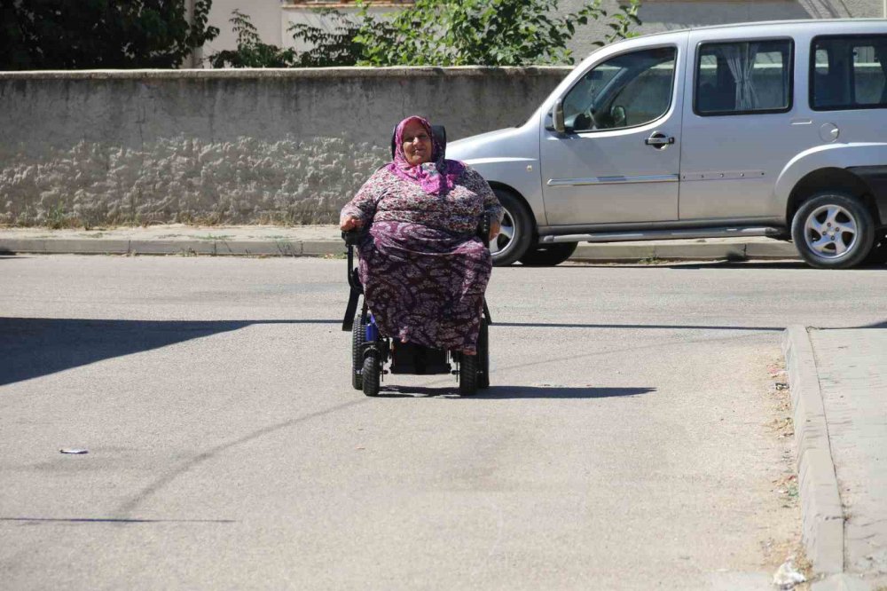 Kırılan Tekerlekli Sandalyesinin Yenisini Polis Alıp Hediye Etti
