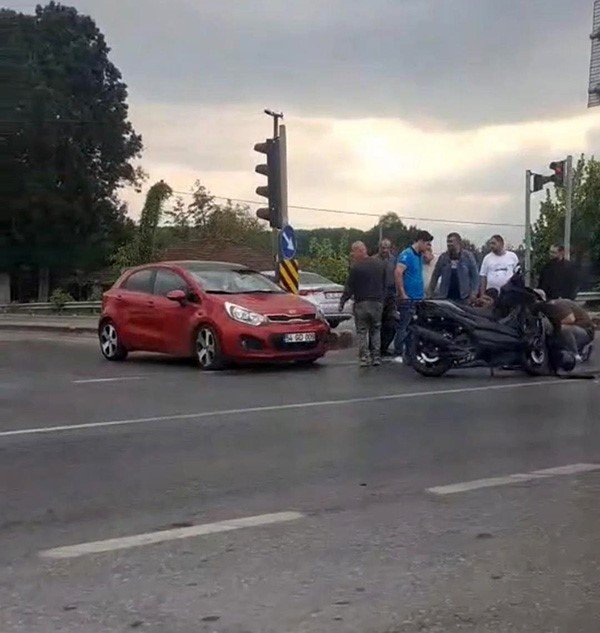 Kırmızı Işıkta Geçtiği İleri Sürülen Motosiklet Başka Bir Motosikletle Çarpıştı: 1 Yaralı